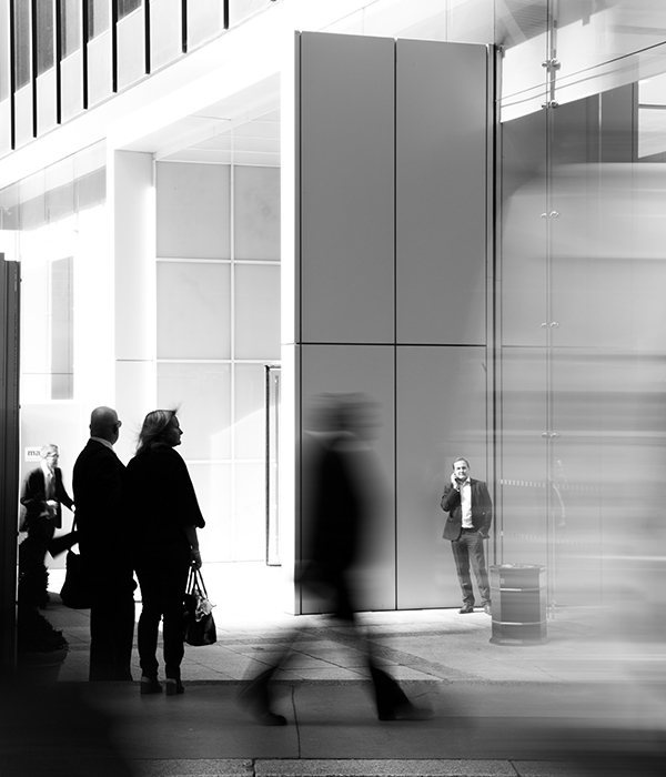 Entrée-batiment-travail-des-personnes-entrent-dedans